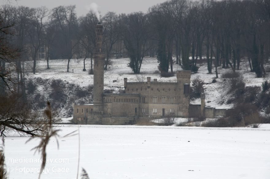 Potsdam. Babelsberg. Zugefrorener Tiefer See. Maschinenhaus
14. 2. 2012. Brandenburg. Potsdam. Babelsberg. Zugefrorener Tiefer See. Maschinenhaus. Winter. Schnee
Schlüsselwörter: Babelsberg;Brandenburg;Deutschland;Eis;Germany;Maschinenhaus;Park;Potsdam;Schloss;Schnee;Tiefer See;Winter;2012;zugefroren