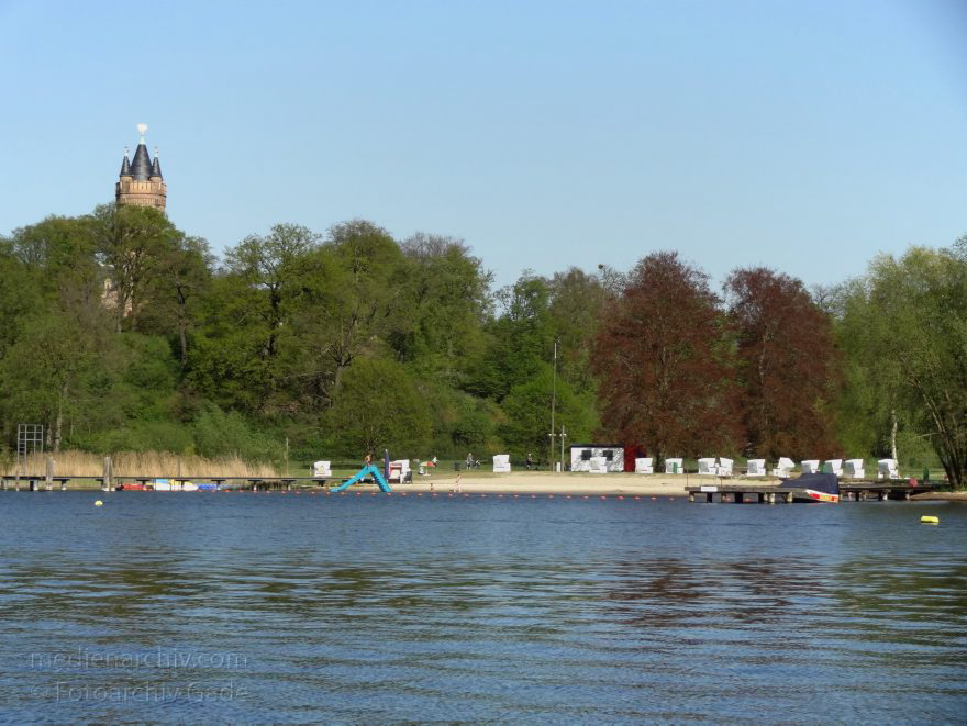 Potsdam. Babelsberg. Park. Tiefer See. Badeanstalt. Strandkorb. Schwimmbad. Flatowturm
28. 4. 2012. Brandenburg. Potsdam. Babelsberg. Park. Tiefer See. Badeanstalt. Strandkorb. Schwimmbad. Flatowturm
Schlüsselwörter: Babelsberg;Badeanstalt;Brandenburg;Deutschland;Flatowturm;Germany;Park;Potsdam;Strandkorb;Tiefer See;2012;Uferwiesen