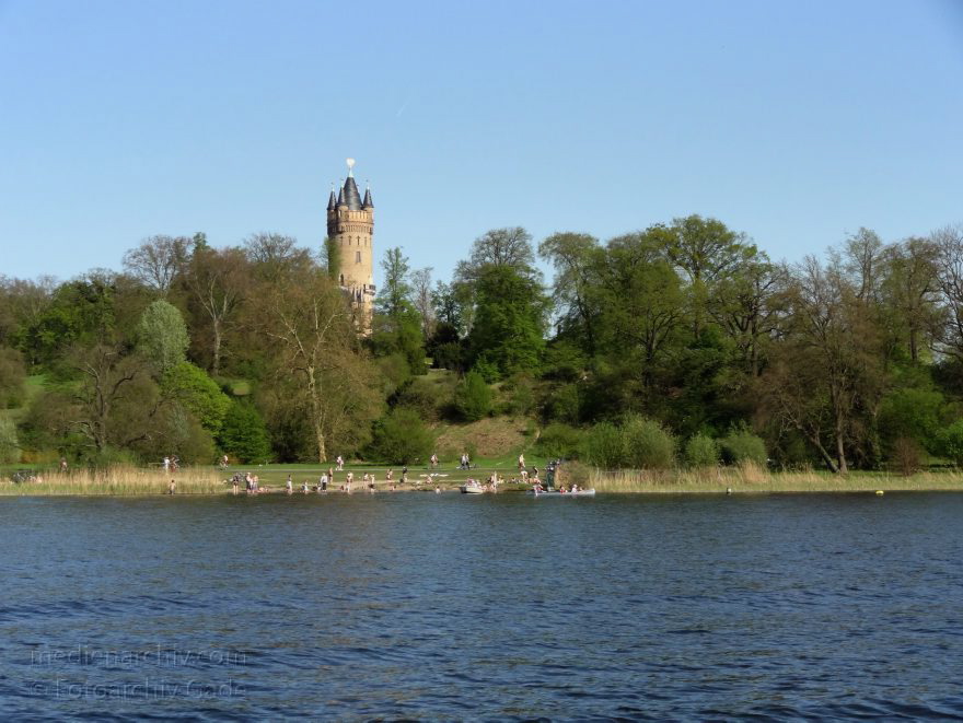 Potsdam. Babelsberg. Park. Tiefer See. Uferwiesen. Badeanstalt. Flatowturm
28. 4. 2012. Brandenburg. Potsdam. Babelsberg. Park. Tiefer See. Uferwiesen. Badeanstalt. Flatowturm
Schlüsselwörter: Babelsberg;Badeanstalt;Brandenburg;Deutschland;Flatowturm;Germany;Park;Potsdam;Tiefer See;2012;Uferwiesen