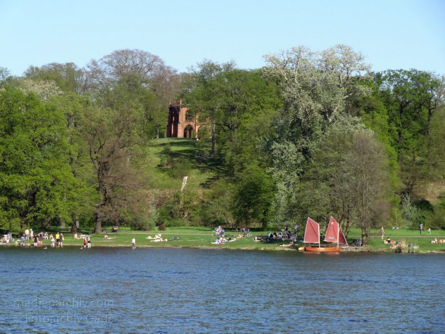 Potsdam. Babelsberg. Park. Tiefer See. Uferwiesen. Badeanstalt. Segelboot
28. 4. 2012. Brandenburg. Potsdam. Babelsberg. Park. Tiefer See. Uferwiesen. Badeanstalt. Segelboot
Schlüsselwörter: Babelsberg;Badeanstalt;Brandenburg;Deutschland;Flatowturm;Germany;Park;Potsdam;Segelboot;Tiefer See;2012;Uferwiesen