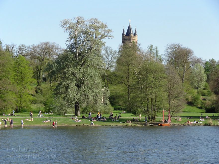 Potsdam. Babelsberg. Park. Tiefer See. Uferwiesen. Badeanstalt. Flatowturm
28. 4. 2012. Brandenburg. Potsdam. Babelsberg. Park. Tiefer See. Uferwiesen. Badeanstalt. Flatowturm
Schlüsselwörter: Babelsberg;Badeanstalt;Brandenburg;Deutschland;Flatowturm;Germany;Park;Potsdam;Tiefer See;2012;Uferwiesen