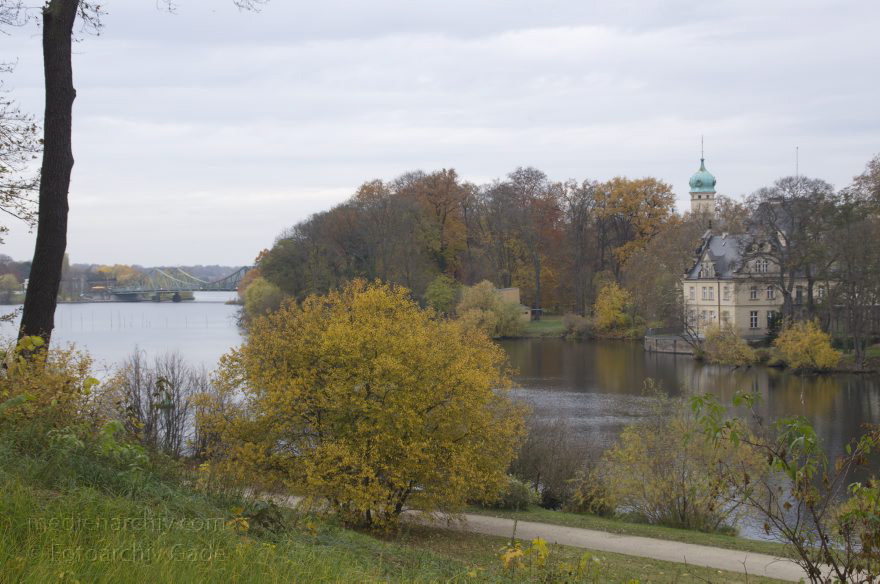 Potsdam. Babelsberg. Glienicker Lake
10. 11. 2012. Brandenburg. Potsdam. Babelsberg. Blick auf die Glienicker Lake und Jagdschloss Glienicke
Schlüsselwörter: Babelsberg;Brandenburg;Deutschland;Germany;Glienicker Lake;Jagdschloss Glienicke;2012;Potsdam