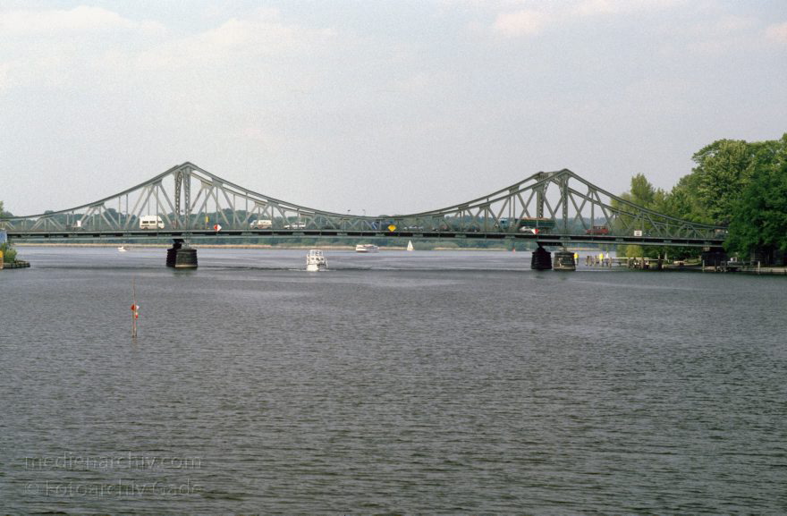 Glienicker Brücke - Berlin. Potsdam. Havel.
Mai 1995. Brandenburg. Dampferfahrt bei Potsdam. Sehenswürdigkeiten vom Wasser gesehen. Die Glienicker Brücke über der Havel verbindet Berlin und Potsdam.
Schlüsselwörter: Berlin;Brandenburg;Brücke;Dampferfahrt;Deutschland;Fluss;Germany;Glienicker;Havel;1995;Potsdam