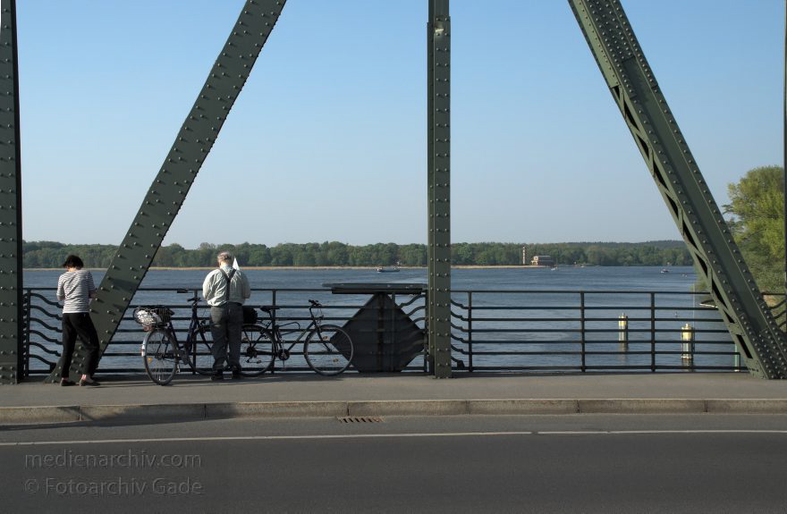 Potsdam. Glienicker Brücke. Havel.
26. 4. 2009. Brandenburg. Potsdam. Glienicker Brücke. Havel.
Schlüsselwörter: Brandenburg;Deutschland;Fluss;Germany;Glienicker Brücke;Havel;2009;Potsdam
