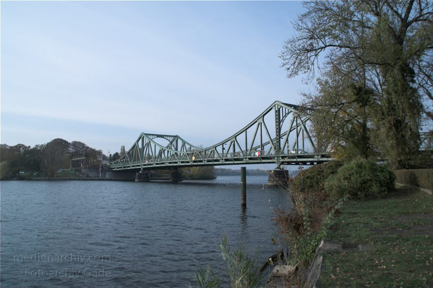 Potsdam - Berlin. Glienicker Brücke. Havel.
1. 11. 2009. Berlin. Steglitz-Zehlendorf. Ortsteil Wannsee. Brandenburg. Potsdam. Glienicker Brücke über der Havel.
Schlüsselwörter: Berlin;Brandenburg;Deutschland;Fluss;Germany;Glienicker Brücke;Havel;Potsdam;Steglitz-Zehlendorf;Wannsee;2009;Zehlendorf