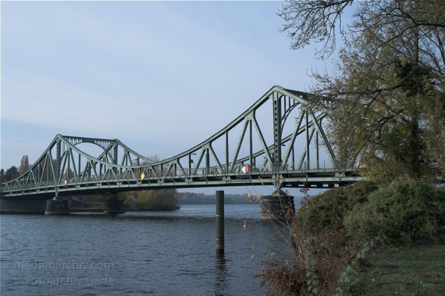 Potsdam - Berlin. Glienicker Brücke. Havel.
1. 11. 2009. Berlin. Steglitz-Zehlendorf. Ortsteil Wannsee. Brandenburg. Potsdam. Glienicker Brücke über der Havel.
Schlüsselwörter: Berlin;Brandenburg;Deutschland;Fluss;Germany;Glienicker Brücke;Havel;Potsdam;Steglitz-Zehlendorf;Wannsee;2009;Zehlendorf