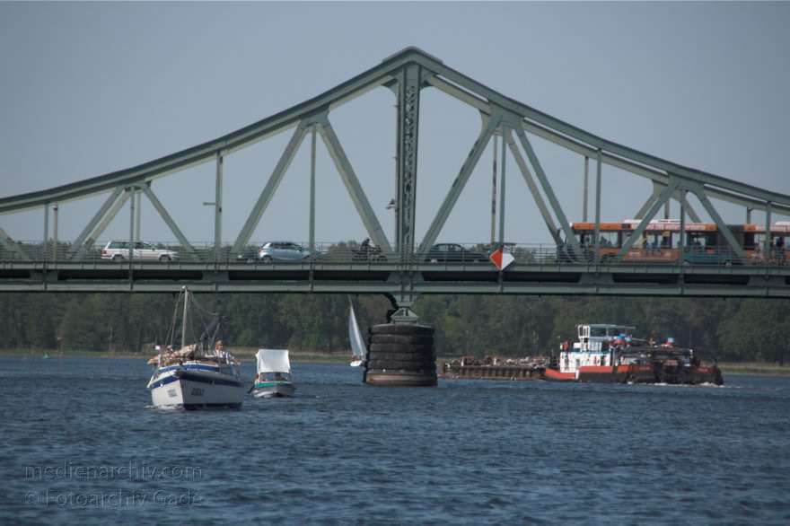 Berlin - Brandenburg. Glienicker Brücke über der Havel.
8. 5. 2011. Berlin. Brandenburg. Glienicker Brücke über der Havel. Boote und Schiffe
Schlüsselwörter: Berlin;Boote;Brandenburg;Deutschland;Fluss;Germany;Glienicker Brücke;Havel;Potsdam;2011;Schiffe