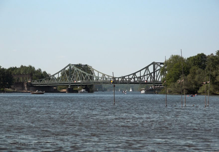 Berlin - Brandenburg. Glienicker Brücke über der Havel.
8. 5. 2011. Berlin. Brandenburg. Glienicker Brücke über der Havel.
Schlüsselwörter: Berlin;Brandenburg;Deutschland;Fluss;Germany;Glienicker Brücke;Havel;2011;Potsdam