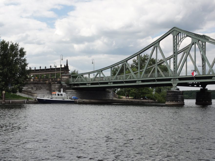 1Potsdam. Glienicker Brücke.
18. 5. 2011. Brandenburg. Potsdam. Glienicker Brücke am Fluss Havel
Schlüsselwörter: Brandenburg;Deutschland;Fluss;Germany;Glienicker Brücke;Havel;2011;Potsdam