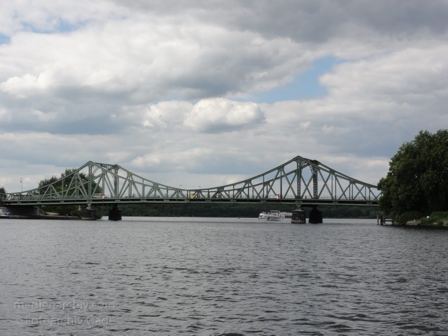 1Potsdam. Glienicker Brücke.
18. 5. 2011. Brandenburg. Potsdam. Glienicker Brücke am Fluss Havel
Schlüsselwörter: Brandenburg;Deutschland;Fluss;Germany;Glienicker Brücke;Havel;2011;Potsdam
