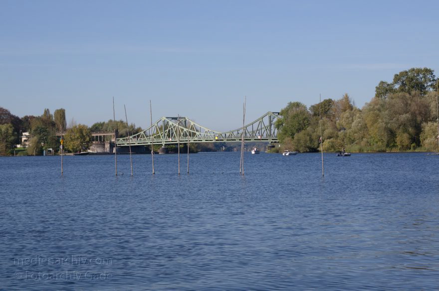 Potsdam. Havel. Tiefer See. Glienicker Brücke.
15. 10. 2011. Brandenburg. Potsdam. Havel. Tiefer See. Glienicker Brücke.
Schlüsselwörter: Boote;Brandenburg;Deutschland;Fluss;Germany;Glienicker Brücke;Havel;Potsdam;2011;Tiefer See
