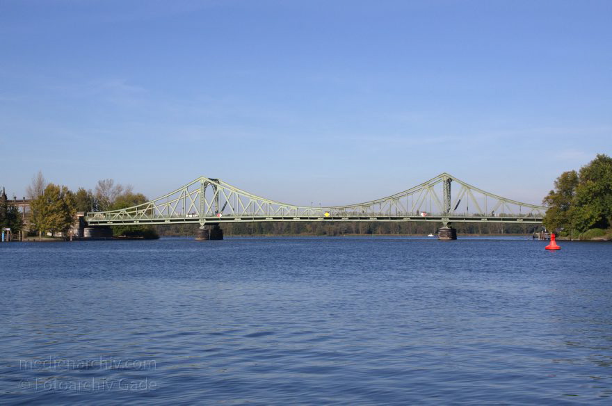 Potsdam. Havel. Tiefer See. Glienicker Brücke.
15. 10. 2011. Brandenburg. Potsdam. Havel. Tiefer See. Glienicker Brücke.
Schlüsselwörter: Boote;Brandenburg;Deutschland;Fluss;Germany;Glienicker Brücke;Havel;Potsdam;2011;Tiefer See