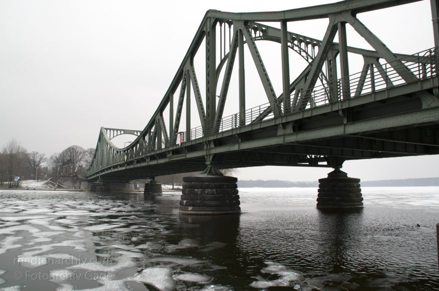 Potsdam. Glienicker Brücke über der Havel
14. 2. 2012. Brandenburg. Potsdam. Glienicker Brücke über der Havel. Winter. Eis. Schnee. Zugefrorene Havel.
Schlüsselwörter: Brandenburg;Deutschland;Eis;Fluss;Germany;Havel;Potsdam;Schnee;Winter;2012;zugefroren