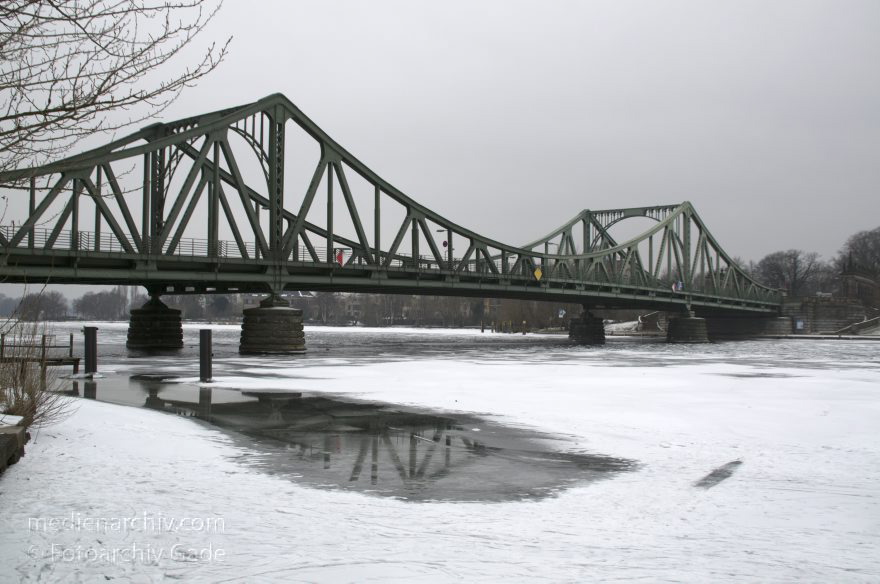 Potsdam. Glienicker Brücke über der Havel
14. 2. 2012. Brandenburg. Potsdam. Glienicker Brücke über der Havel. Winter. Eis. Schnee. Zugefrorene Havel.
Schlüsselwörter: Brandenburg;Deutschland;Eis;Fluss;Germany;Havel;Potsdam;Schnee;Winter;2012;zugefroren