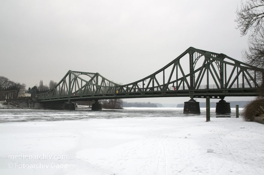 Potsdam. Glienicker Brücke über der Havel
14. 2. 2012. Brandenburg. Potsdam. Glienicker Brücke über der Havel. Winter. Eis. Schnee. Zugefrorene Havel.
Schlüsselwörter: Brandenburg;Deutschland;Eis;Fluss;Germany;Havel;Potsdam;Schnee;Winter;2012;zugefroren