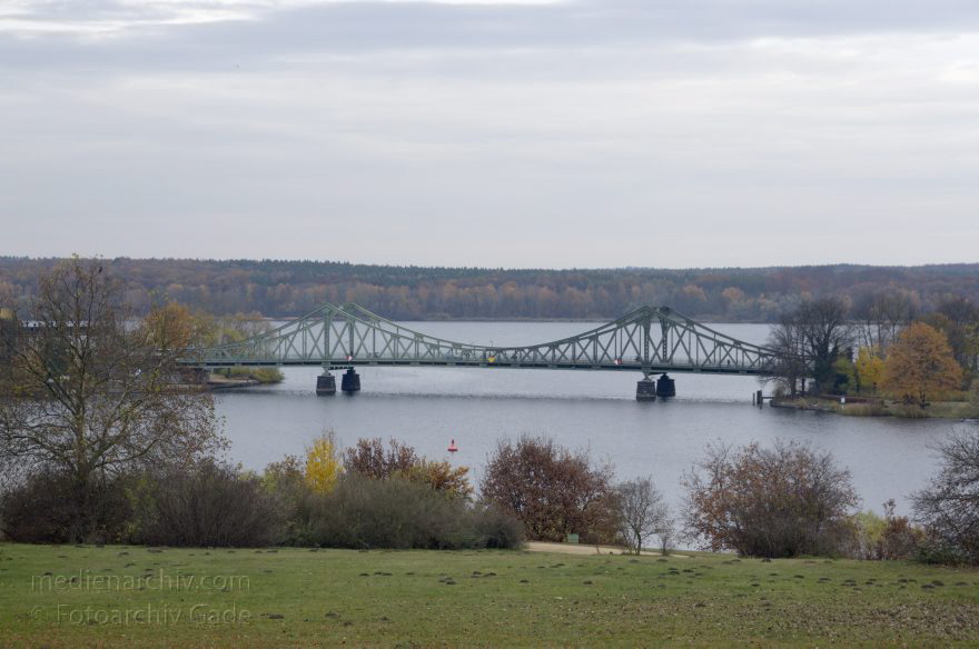 Berlin - Brandenburg. Potsdam. Glienicker Brücke über der Havel.
10. 11. 2012. Brandenburg. Potsdam. Glienicker Brücke über der Havel. Blick aus dem Park Babelsberg
Schlüsselwörter: Berlin;Brandenburg;Deutschland;Germany;Glienicker Brücke;Havel;2012;Potsdam