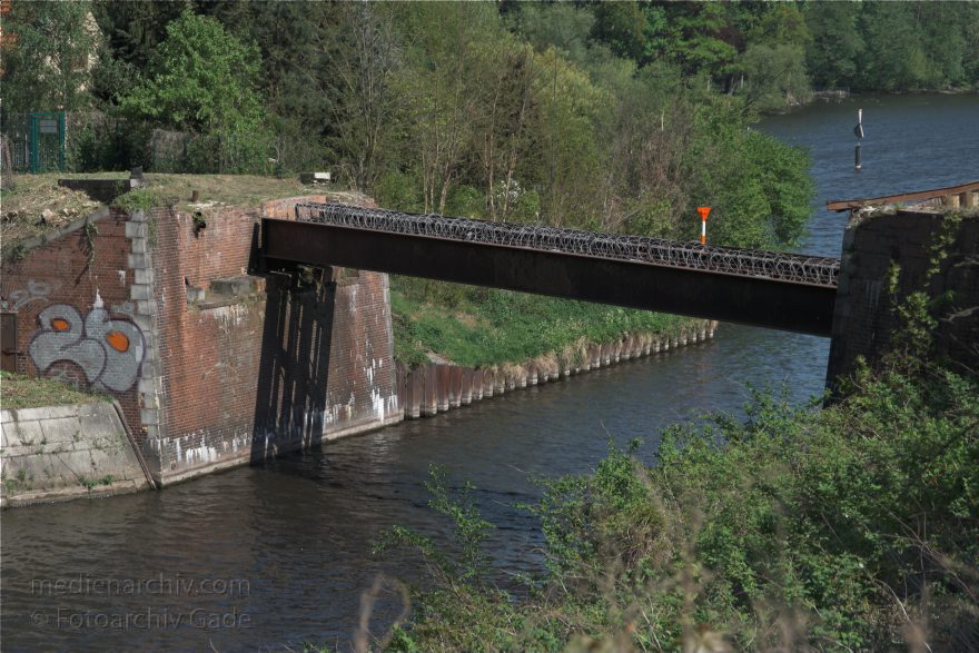 Klein Glienicke.
26. 4. 2009. Brandenburg. Potsdam-Babelsberg. Klein Glienicke. Brücke mit Stacheldraht über den Kanal.
Schlüsselwörter: Brandenburg;Deutschland;Germany;Klein Glienicke;2009;Potsdam