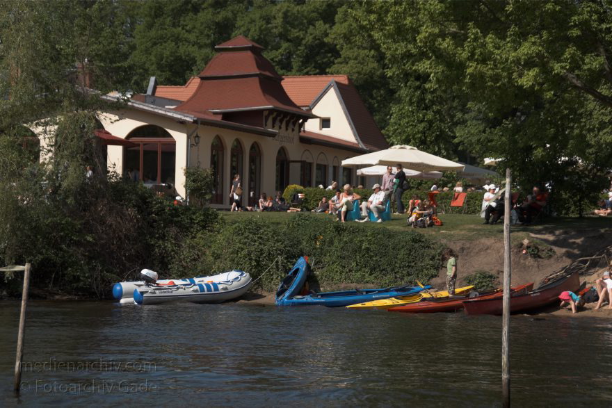 Ufer von Klein Glienicke am Teltowkanal.
8. 5. 2011. Brandenburg. Ufer von Klein Glienicke am Teltowkanal. Paddelboote am Restaurant und Biergarten Bürgershof
Schlüsselwörter: Brandenburg;Bürgerhof;Deutschland;Germany;Klein Glienicke;Potsdam;2011;Teltowkanal
