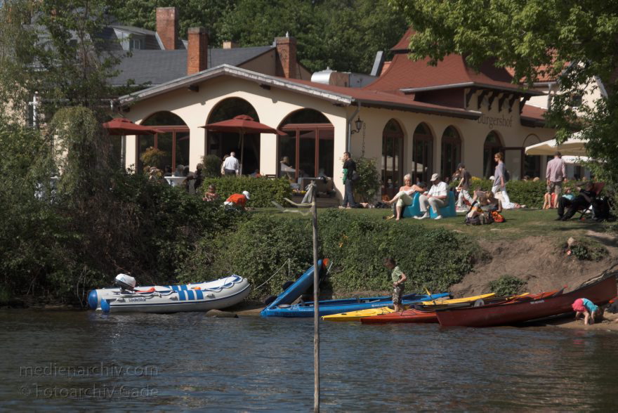 Ufer von Klein Glienicke am Teltowkanal.
8. 5. 2011. Brandenburg. Ufer von Klein Glienicke am Teltowkanal. Paddelboote am Restaurant und Biergarten Bürgershof
Schlüsselwörter: Brandenburg;Bürgerhof;Deutschland;Germany;Klein Glienicke;Potsdam;2011;Teltowkanal