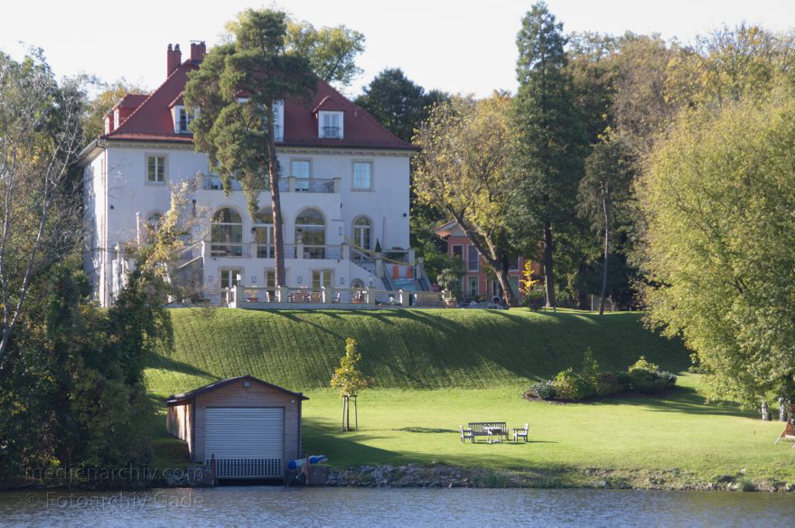 Potsdam. Glienicker See. Villa
15. 10. 2011. Brandenburg. Potsdam. Glienicker See. Villa
Schlüsselwörter: Boote;Brandenburg;Deutschland;Germany;Glienicker See;Potsdam;2011;Villa