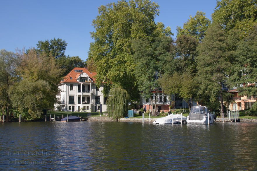 Potsdam. Glienicker See. Villa mit Bootsliegeplatz
15. 10. 2011. Brandenburg. Potsdam. Glienicker See. Villa. Bootsliegeplatz
Schlüsselwörter: Boote;Bootsliegplatz;Brandenburg;Deutschland;Germany;Glienicker See;Potsdam;2011;Villa