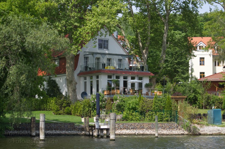 Potsdam. Villa am Griebnitzsee
19. 5. 2012.2012. Brandenburg. Potsdam. Villa am Griebnitzsee
Schlüsselwörter: Berlin;Brandenburg;Deutschland;Germany;Griebnitzkanal;Griebnitzsee;Motorboote;Potsdam;Sportboote;Villa;Wannsee;2012;Zehlendorf