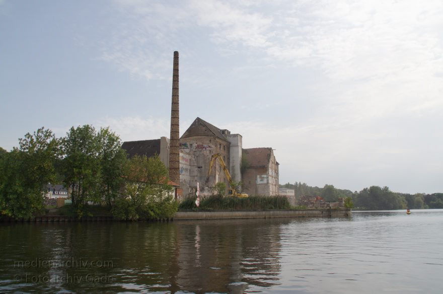 Potsdam. Speicherstadt an der Havel. Abrissarbeiten.
23. 8. 2011. Brandenburg. Potsdam. Speicherstadt an der Havel. Abrissarbeiten.
Schlüsselwörter: Brandenburg;Dampfmaschinenhaus;Deutschland;Germany;Havel;Potsdam;Schornstein;2011;Speicherstadt