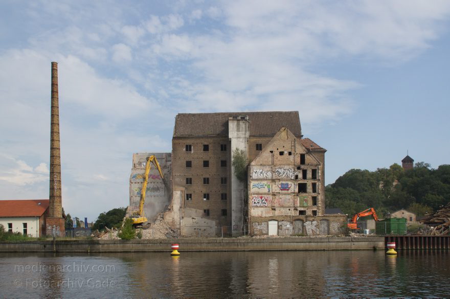 Potsdam. Speicherstadt an der Havel. Abrissarbeiten.
23. 8. 2011. Brandenburg. Potsdam. Speicherstadt an der Havel. Abrissarbeiten.
Schlüsselwörter: Brandenburg;Dampfmaschinenhaus;Deutschland;Germany;Havel;Potsdam;Schornstein;2011;Speicherstadt