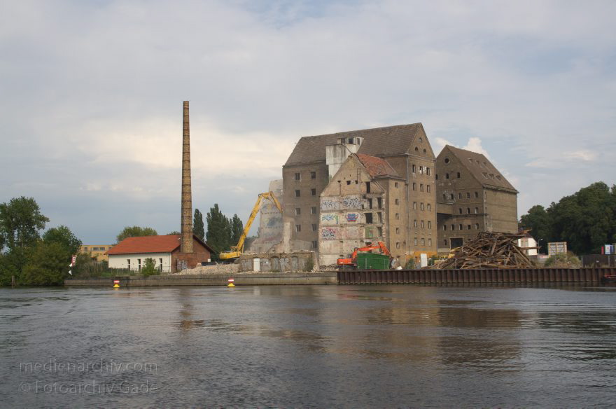 Potsdam. Speicherstadt an der Havel. Abrissarbeiten.
23. 8. 2011. Brandenburg. Potsdam. Speicherstadt an der Havel. Abrissarbeiten.
Schlüsselwörter: Brandenburg;Dampfmaschinenhaus;Deutschland;Germany;Havel;Potsdam;Schornstein;2011;Speicherstadt