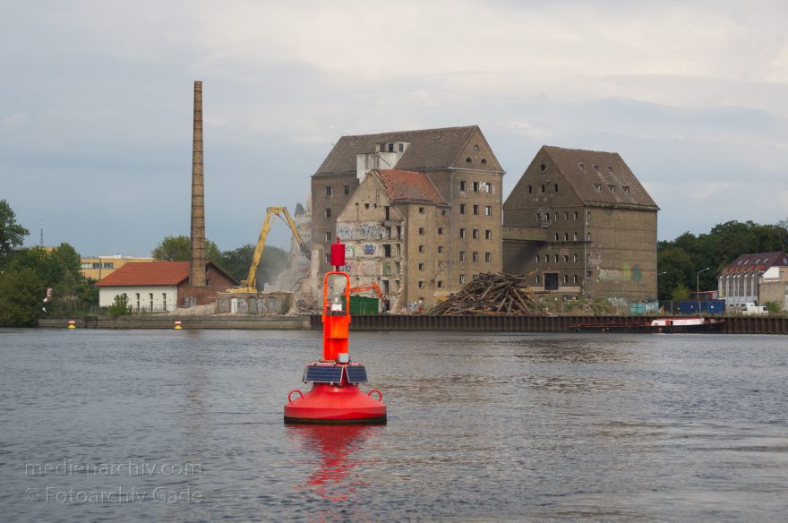 Potsdam. Speicherstadt an der Havel. Abrissarbeiten.
23. 8. 2011. Brandenburg. Potsdam. Speicherstadt an der Havel. Abrissarbeiten.
Schlüsselwörter: Brandenburg;Dampfmaschinenhaus;Deutschland;Germany;Havel;Potsdam;Schornstein;2011;Speicherstadt