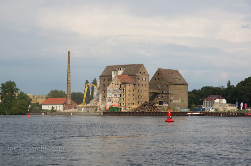 Potsdam. Speicherstadt an der Havel. Abrissarbeiten.
23. 8. 2011. Brandenburg. Potsdam. Speicherstadt an der Havel. Abrissarbeiten.
Schlüsselwörter: Brandenburg;Dampfmaschinenhaus;Deutschland;Germany;Havel;Potsdam;Schornstein;2011;Speicherstadt