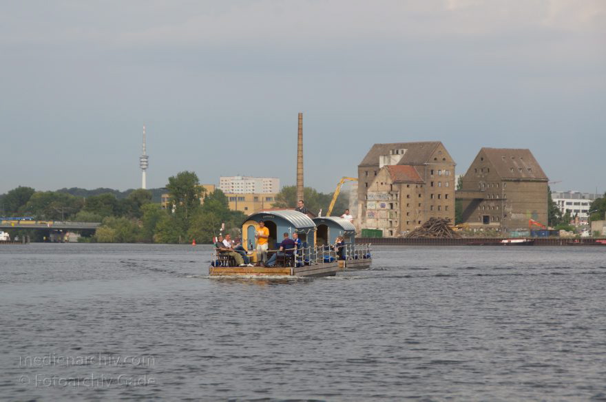 Potsdam. Speicherstadt an der Havel. Abrissarbeiten. Floß. Boote
23. 8. 2011. Brandenburg. Potsdam. Speicherstadt an der Havel. Abrissarbeiten. Floß. Boote
Schlüsselwörter: Boote;Brandenburg;Dampfmaschinenhaus;Deutschland;Floß;Germany;Havel;Potsdam;2011;Speicherstadt