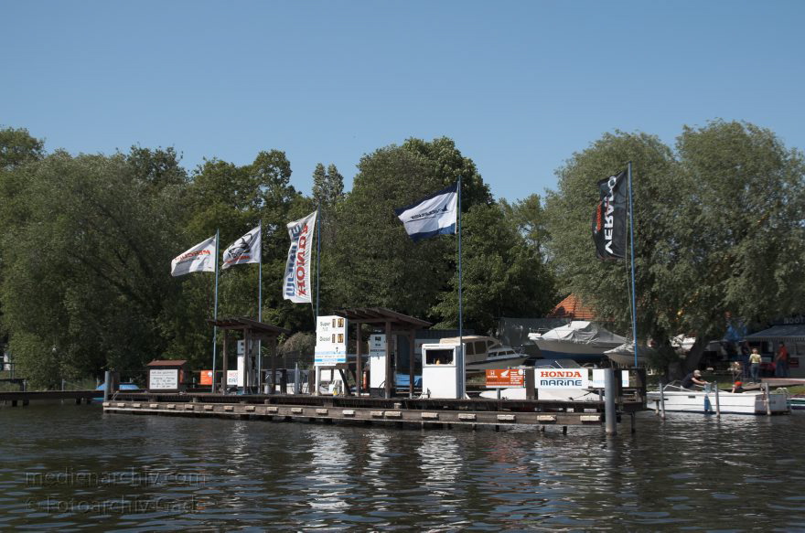 Potsdam. Havel. Wassertankstelle
8. 5. 2011. Brandenburg. Potsdam vom Wasser betrachtet. Auf der Havel. Wassertankstelle.
Schlüsselwörter: Boote;Brandenburg;Deutschland;Germany;Havel;Potsdam;Wassersport;2011;Wassertankstelle