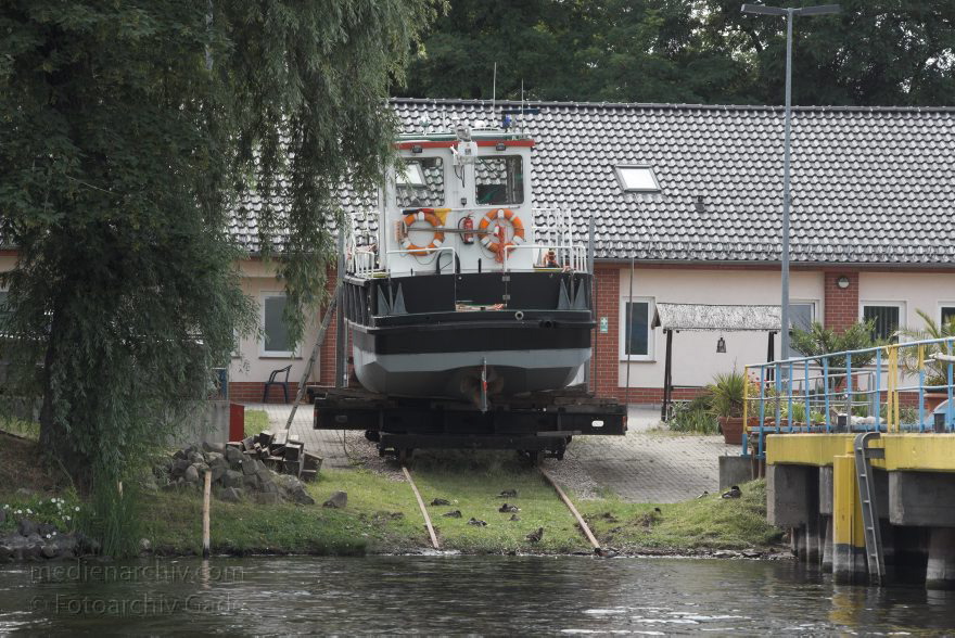 Potsdam. Havel. Tiefer See. Wasser- und Schifffahrtsamt Potsdam
25. 6. 2011. Brandenburg. Potsdam. Havel. Tiefer See. Wasser- und Schifffahrtsamt Potsdam. Schiff auf einer Slipanlage. Boote
Schlüsselwörter: Boote;Brandenburg;Deutschland;Germany;Havel;Potsdam;Schiffe;Slipanlage;Tiefer See;2011;Wasser- und Schifffahrtsamt