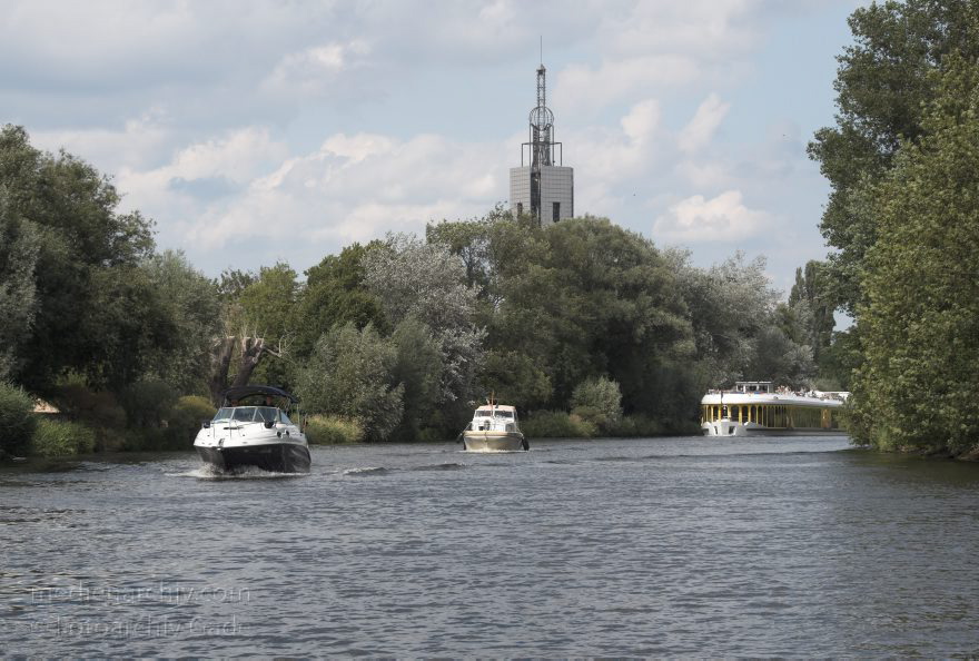 Potsdam. Havel. Neue Fahrt. Sportboote. Potsdamer Wassertaxi
25. 6. 2011. Brandenburg. Potsdam. Havel. Neue Fahrt. Sportboote. Potsdamer Wassertaxi. Motorboote
Schlüsselwörter: Brandenburg;Deutschland;Germany;Havel;Motorboote;Neue Fahrt;Potsdam;Potsdamer Wassertaxi;Sportboote;2011;Tiefer See