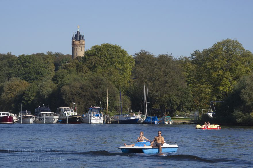 Potsdam. Havel. Tiefer See
2. 9. 2011. Brandenburg. Potsdam. Havel. Tiefer See. Flatowtum. Park Babelsberg. Tretboot
Schlüsselwörter: Babelsberg;Brandenburg;Deutschland;Flatowturm;Fluss;Germany;Havel;Potsdam;Tiefer See;2011;Tretboot