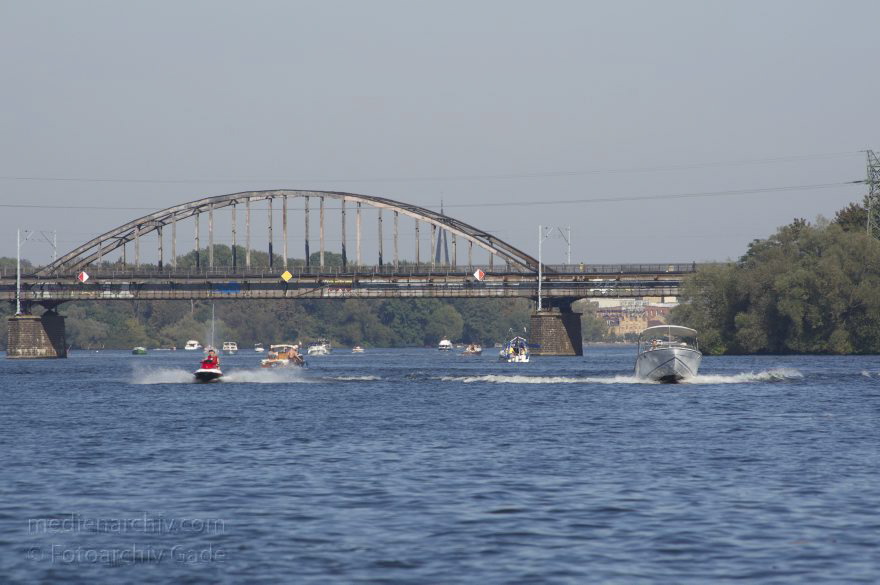 Potsdam. Templiner See. Motorboote
2. 10. 2011. Brandenburg. Potsdam. Templiner See. Motorboote. Brücke über den Templiner See
Schlüsselwörter: Brandenburg;Brücke;Deutschland;Germany;Motorboote;Potsdam;2011;Templiner See
