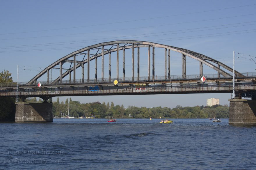 Potsdam. Brücke über den Templiner See
2. 10. 2011. Brandenburg. Potsdam. Templiner See. Motorboote. Brücke über den Templiner See
Schlüsselwörter: Brandenburg;Brücke;Deutschland;Germany;Motorboote;Potsdam;2011;Templiner See