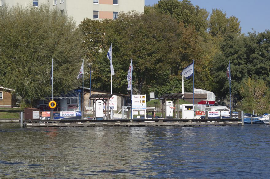 Potsdam. Fluss Havel. Tankstelle für Sportboote
2. 10. 2011. Brandenburg. Potsdam. Fluss Havel. Tankstelle für Sportboote
Schlüsselwörter: Brandenburg;Deutschland;Fluss;Germany;Havel;Potsdam;Sportboote;2011;Tankstelle