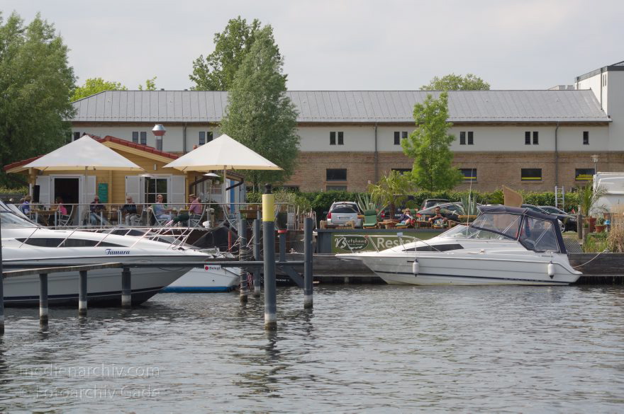 Potsdam. Fluss Havel. Marina mit Restaurant
19. 5. 2012. Brandenburg. Potsdam. Fluss Havel. Marina mit Restaurant
Schlüsselwörter: Brandenburg;Deutschland;Germany;Havel;Marina;Potsdam;2012;Restaurant