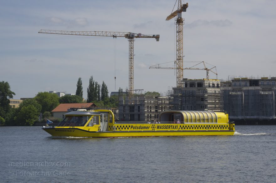 Potsdam. Wassertaxi
10. 6. 2013. Brandenburg. Potsdam. Fluss Havel. Wassertaxi vor der Baustelle Soeicherstadt
Schlüsselwörter: Brandenburg;Deutschland;Fluss;Germany;Havel;2013;Potsdam