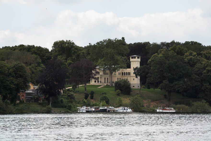 Potsdam. Kleines Schloss oder Villa am Jungefernsee
28. 5. 2011. Brandenburg. Potsdam. Kleines Schloss oder Villa am Jungefernsee
Schlüsselwörter: Brandenburg;Deutschland;Germany;Jungfernsee;Potsdam;Schloss;2011;Villa