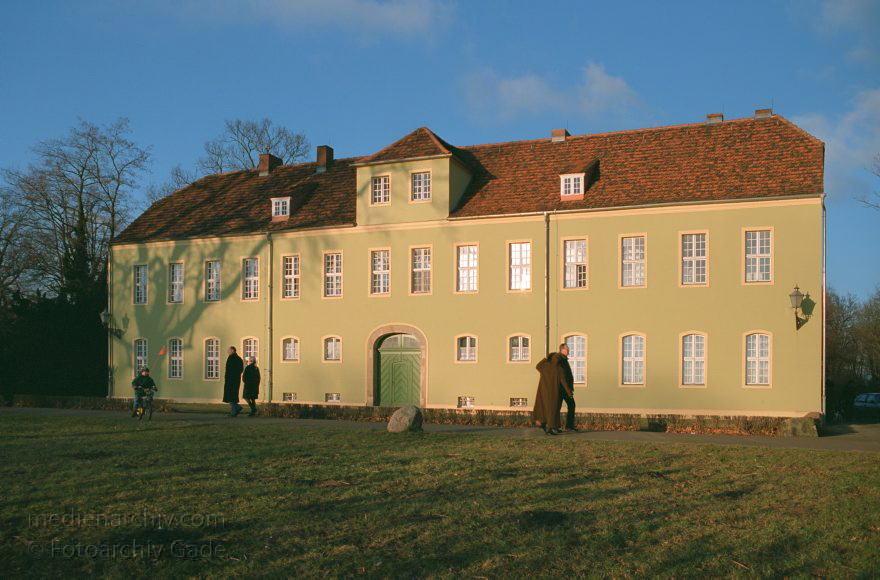 Potsdam. Neuer Garten am Heiligen See.
Januar 1999. Brandenburg. Potsdam. Neuer Garten am Heiligen See. Grünes Haus
Schlüsselwörter: Brandenburg;Deutschland;Germany;Grünfläche;Heiliger See;Neuer Garten;Parkanlage;1999;Potsdam