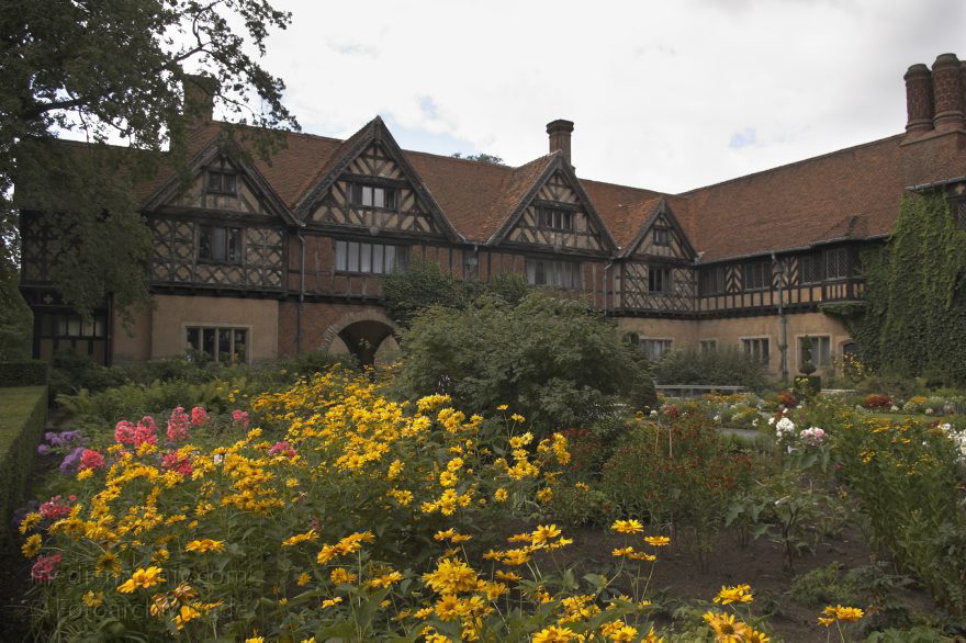Potsdam. Neuer Garten. Cecilienhof
August 2005. Brandenburg. Potsdam. Neuer Garten. Schloss Cecilienhof wurde als letztes Schloss der Hohenzollern 1913. 1917 im Stil eines englischen Landsitzes erbaut.
Schlüsselwörter: Brandenburg;Cecilienhof;Deutschland;Germany;Neuer Garten;2005;Potsdam
