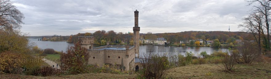 Potsdam. Babelsberg. Park. Maschinenhaus
10. 11. 2012. Brandenburg. Potsdam. Babelsberg. Park Maschinenhaus. Winter. Glienicker Lake
Schlüsselwörter: Babelsberg;Brandenburg;Deutschland;Germany;Glienicker Lake;Maschinenhaus;2012;Potsdam