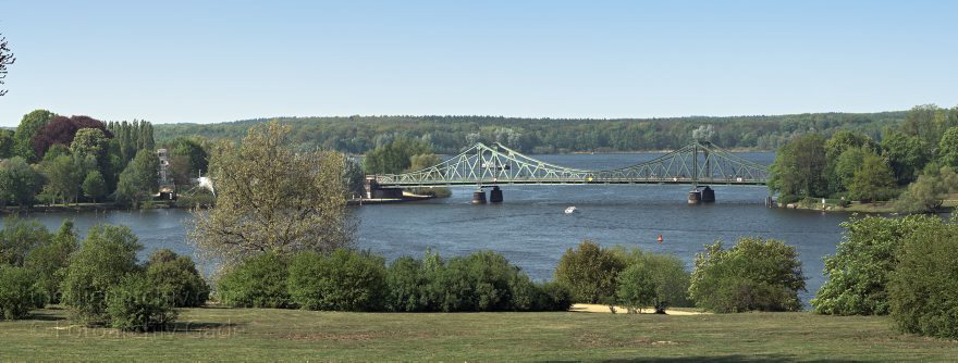 Potsdam. Glienicker Brücke. Havel.
26. 4. 2009. Brandenburg. Potsdam. Glienicker Brücke. Havel. (Panorama)
Schlüsselwörter: Brandenburg;Deutschland;Fluss;Germany;Glienicker Brücke;Havel;2009;Potsdam