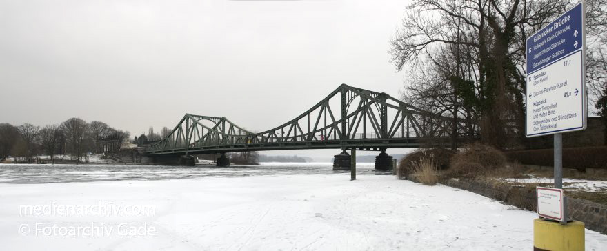 Glienicker Brücke im Winter
14.2.2012. Berlin. Havel. Glienicker Brücke im Winter. Schnee und Eis. Links hinten: Brandenburg. Potsdam
Schlüsselwörter: Germany;Brandenburg;Deutschland;Potsdam;Glienicker Brücke;Berlin;2012;Panorama