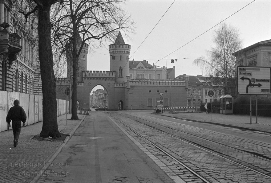 Potsdam. Nauener Tor. Friedrich-Ebert-Straße.
28. 2. 1993. Brandenburg. Potsdam. Nauener Tor. Friedrich-Ebert-Straße.
Schlüsselwörter: Brandenburg;Deutschland;Friedrich-Ebert-Straße;Germany;Nauener Tor;1993;Potsdam