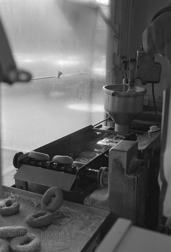 Potsdam. Maschine für Quarkringe. Quarkringe
28. 2. 1993. Brandenburg. Potsdam. Maschine für Quarkringe. Quarkringe
Schlüsselwörter: Brandenburg;Deutschland;Germany;Potsdam;1993;Quarkringe