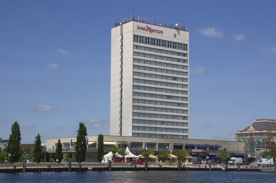 Potsdam. Hotel Mercure
10. 6. 2013. Brandenburg. Potsdam. Fluss Havel. Hotel Mercure
Schlüsselwörter: Brandenburg;Deutschland;Fluss;Germany;Havel;Hotel;Mercure;2013;Potsdam